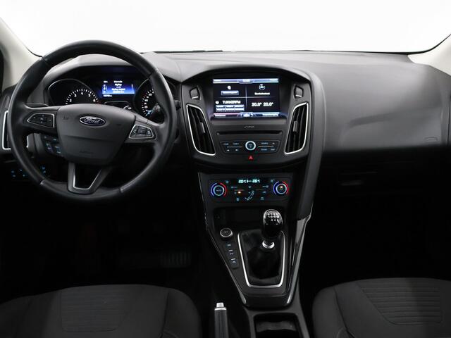 Ford FOCUS 1.0 Titanium | Trekhaak | Navigatie | Voorruitverwarming | Parkeersensoren | 17| Lichtmetalen Velgen |
