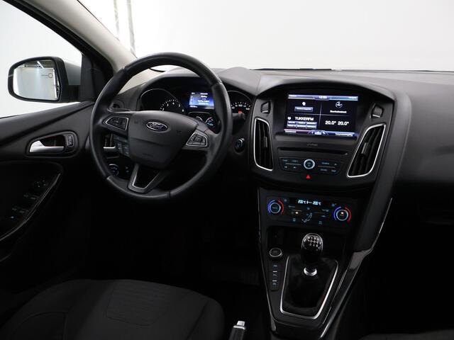 Ford FOCUS 1.0 Titanium | Trekhaak | Navigatie | Voorruitverwarming | Parkeersensoren | 17| Lichtmetalen Velgen |