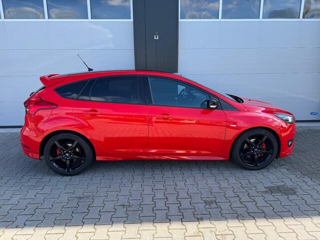 Ford FOCUS 1.5 Benzine ST-Line / 62016 KM / Onderhoudsboekjes aanwezig.