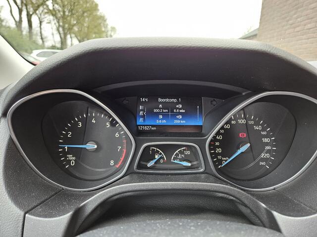 Ford FOCUS 1.5 Titanium (tik in de motor)