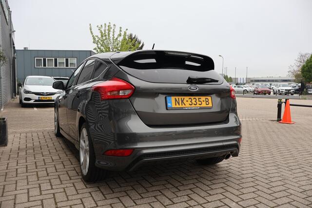 Ford FOCUS 1.5 Titanium Carplay | Camera | Stoel+Stuur Verwarming | Full Leder | Parkeerhulp | PDC | Nette Staat | Keyless | NAP