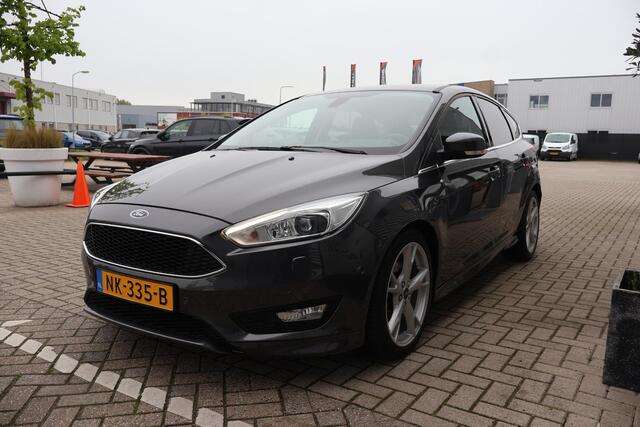 Ford FOCUS 1.5 Titanium Carplay | Camera | Stoel+Stuur Verwarming | Full Leder | Parkeerhulp | PDC | Nette Staat | Keyless | NAP