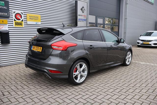 Ford FOCUS 1.5 Titanium Carplay | Camera | Stoel+Stuur Verwarming | Full Leder | Parkeerhulp | PDC | Nette Staat | Keyless | NAP