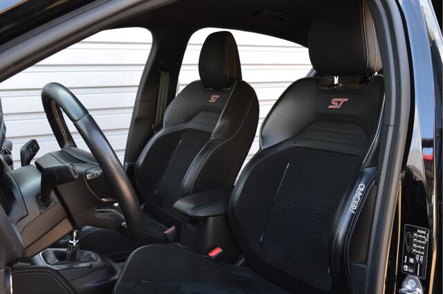 Ford FOCUS 2.3 EcoBoost ST-3 O.a: Acc, Carplay, Dab, Stoeverwarming, Camera, Adaptive cruise, etc... Rijklaar! All-in prijs!