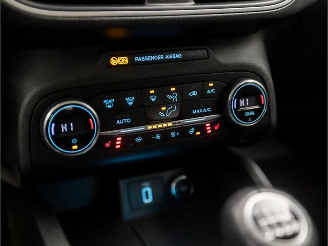Ford FOCUS Wagon 1.0 EcoBoost ST Line (APPLE CARPLAY, GROOT NAVI, STUUR/STOELVERWARMING, CLIMATE, SPORTSTOELEN, PARKEERSENSOREN, KEYLESS, TREKHAAK, NIEUWSTAAT)
