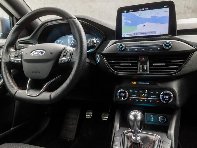 Ford FOCUS 1.0 EcoBoost ST Line (APPLE CARPLAY, GROOT NAVI, STUUR/STOELVERWARMING, SPORTSTOELEN, PARKEERSENSOREN, CLIMATE, NIEUWE APK, LM VELGEN, CRUISE, NIEUWSTAAT)
