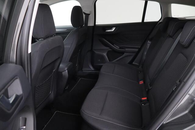 Ford FOCUS 1.5 EcoBoost Titanium | Stoel & stuurverwarming | Trekhaak | Carplay | Full LED | Camera | Navigatie | Keyless | Climate control