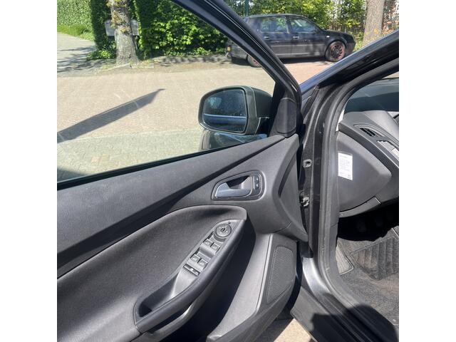 Ford FOCUS Wagon 1.0 Lease Edition mooie complete auto oa. Stoel en stuur verwarming en apple carplay
