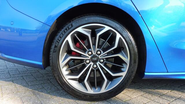 Ford FOCUS Wagon 155pk Hybrid ST Line X 18i Trekhaak vol leder alle Packs bomvol nieuw 47.500,-