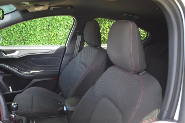 Ford FOCUS 1.0 EcoBoost ST Line Business Navi/Pdc/Ecc/Stoel ruit en stuurverwarming/Cr-Controle/Privacy-Glass/18-Inch Lmv/Achteruitrijcamera