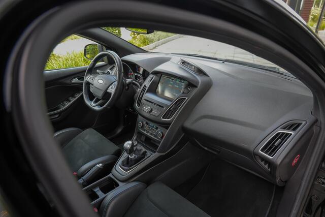 Ford FOCUS RS 2.3 350pk |dealer onderhouden|schuif/kantel dak|schaalstoelen|Sony|Apple Carplay|bi-xenon|19" multispaak|
