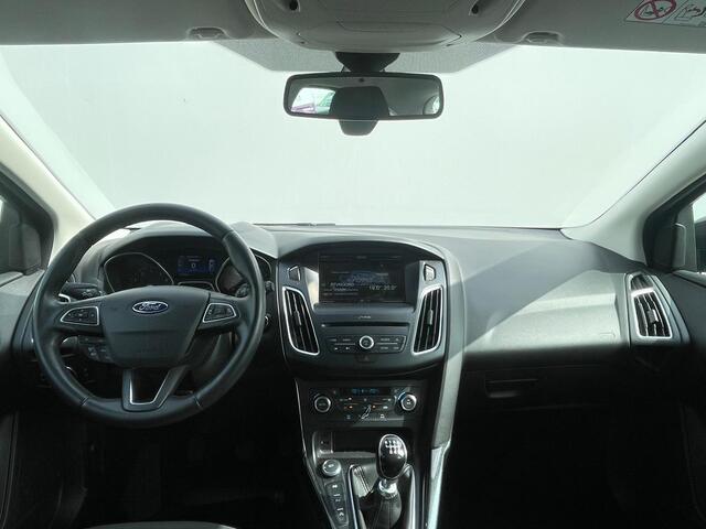 Ford FOCUS Titanium HB | Verwarmde voorruit | Cruise | Parkeersens. | Trekhaak | Navi