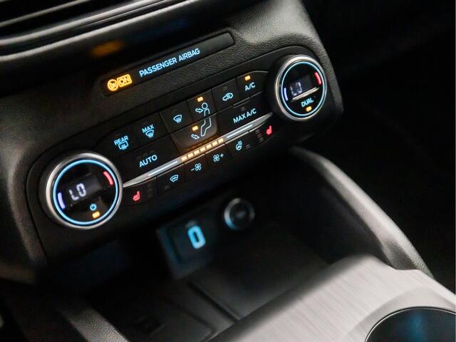 Ford FOCUS 1.5 EcoBoost ST-Line 150Pk Automaat (APPLE CARPLAY, GROOT NAVI, HEAD-UP DISPLAY, STUUR/STOELVERWARMING, LEDER, ADAPTIVE CRUISE, SPORTSTOELEN, CAMERA, ZWART HEMEL, LED, NIEUWE APK, NIEUWSTAAT)