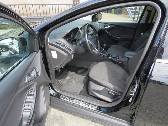 Ford FOCUS Wagon 1.5 Titanium 150Pk * Rijklaarprijs incl. garantie * Trekhaak * Xenon * Camera * Parkeersensoren V+A *