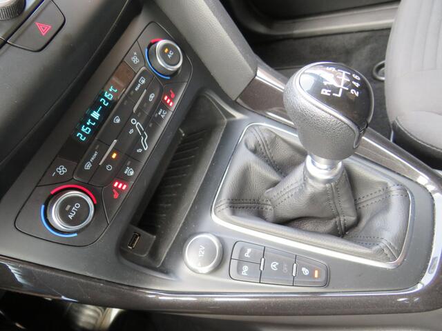 Ford FOCUS Wagon 1.5 Titanium 150Pk * Rijklaarprijs incl. garantie * Trekhaak * Xenon * Camera * Parkeersensoren V+A *