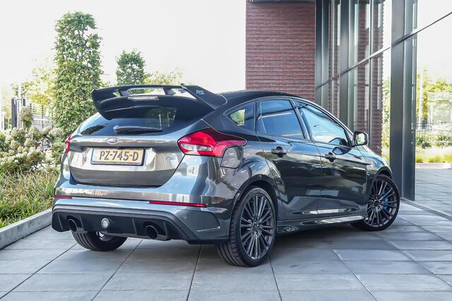 Ford FOCUS RS 2.3 350pk |schaalstoelen|Sony|cruise control|parkeercamera|bi-xenon|climate control|navigatie|multispaak 19"|
