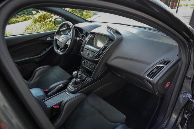 Ford FOCUS RS 2.3 350pk |schaalstoelen|Sony|cruise control|parkeercamera|bi-xenon|climate control|navigatie|multispaak 19"|