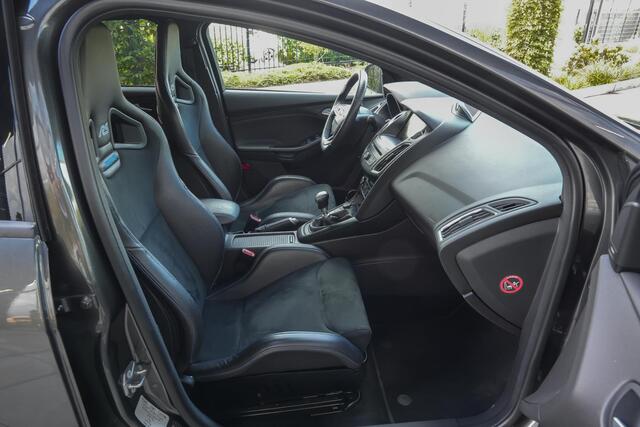 Ford FOCUS RS 2.3 350pk |schaalstoelen|Sony|cruise control|parkeercamera|bi-xenon|climate control|navigatie|multispaak 19"|