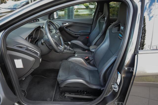 Ford FOCUS RS 2.3 350pk |schaalstoelen|Sony|cruise control|parkeercamera|bi-xenon|climate control|navigatie|multispaak 19"|