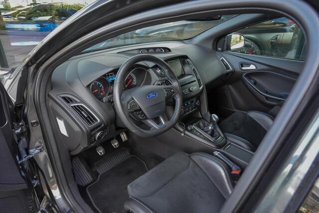 Ford FOCUS RS 2.3 350pk |schaalstoelen|Sony|cruise control|parkeercamera|bi-xenon|climate control|navigatie|multispaak 19"|