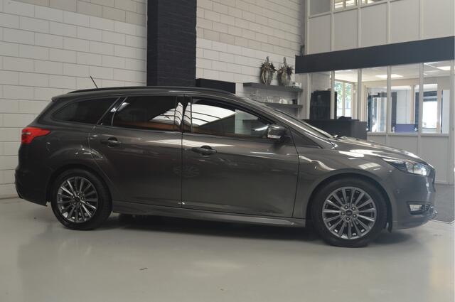 Ford FOCUS Wagon 1.0 EcoBoost ST-Line // 122.000 km // 141 PK // TREKHAAK // NAVI // STOELVERWARMING // PDC //