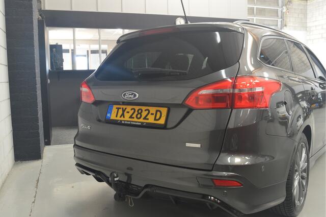 Ford FOCUS Wagon 1.0 EcoBoost ST-Line // 122.000 km // 141 PK // TREKHAAK // NAVI // STOELVERWARMING // PDC //