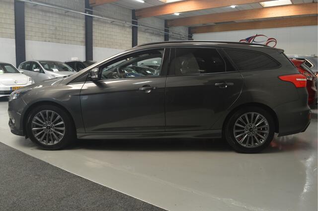 Ford FOCUS Wagon 1.0 EcoBoost ST-Line // 122.000 km // 141 PK // TREKHAAK // NAVI // STOELVERWARMING // PDC //