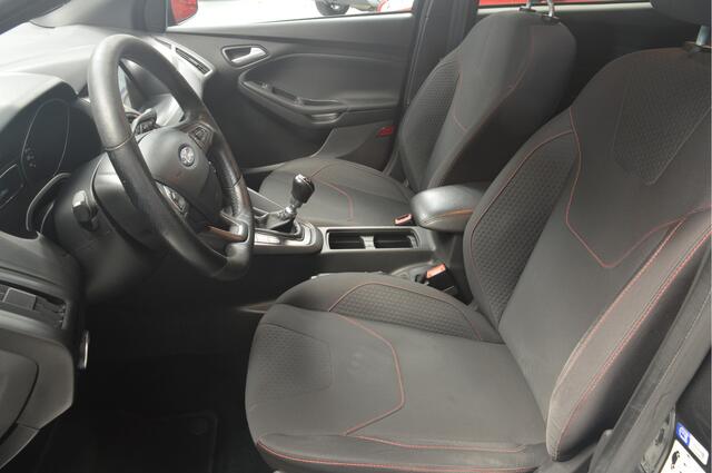 Ford FOCUS Wagon 1.0 EcoBoost ST-Line // 122.000 km // 141 PK // TREKHAAK // NAVI // STOELVERWARMING // PDC //