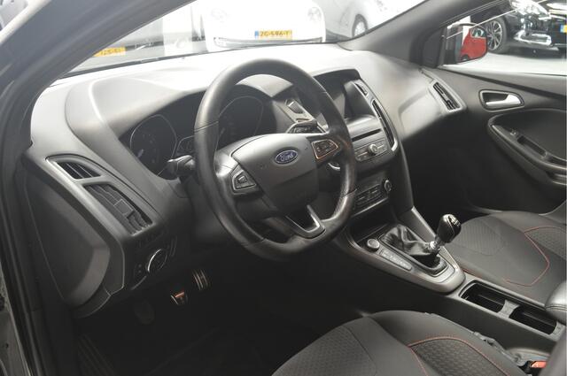 Ford FOCUS Wagon 1.0 EcoBoost ST-Line // 122.000 km // 141 PK // TREKHAAK // NAVI // STOELVERWARMING // PDC //