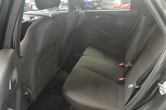 Ford FOCUS Wagon 1.0 EcoBoost ST-Line // 122.000 km // 141 PK // TREKHAAK // NAVI // STOELVERWARMING // PDC //
