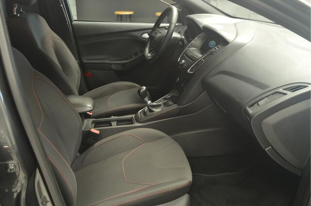 Ford FOCUS Wagon 1.0 EcoBoost ST-Line // 122.000 km // 141 PK // TREKHAAK // NAVI // STOELVERWARMING // PDC //