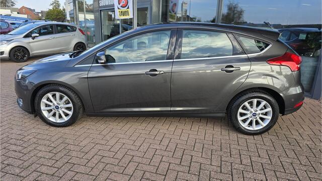 Ford FOCUS 1.5 Titanium *AUTOMAAT*Keyless entry* Navigatie * Acteruitrijcamera* Climaat Controle * Elektrische Ramen V+A*Nw Distr.snaar* NETTE auto* BOVAG