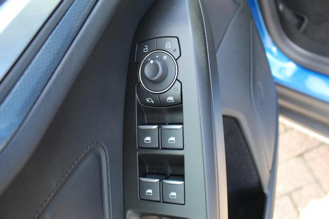 Ford FOCUS 1.0-155pk EcoBoost Mild-Hybrid 'Active' AUTOMAAT ! Trekgewicht 1.500kg ! Slechts 6.450km ! Ruim ¤. 9.000,- beneden de nieuwprijs ! Volautm. airco dual, navigatie, telefoonvoorb., adaptive cruise control, LED verlichting, metallic lak, camera, front-, lane