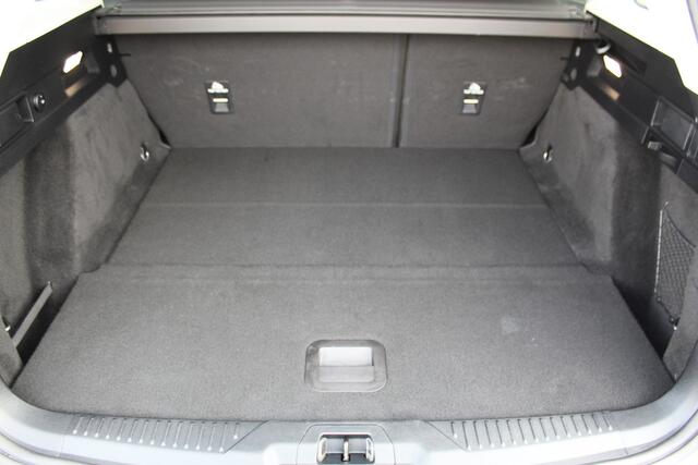 Ford FOCUS Wagon 1.0-155pk EcoBoost Mild-Hybrid Active AUTOMAAT ! Trekgewicht 1.500kg ! Slechts 6.600km ! Ruim ¤. 9.000,- beneden de nieuwprijs ! Volautm. airco dual, navigatie, telefoonvoorb., adaptive cruise control, LED verlichting, metallic lak, camera, front-,