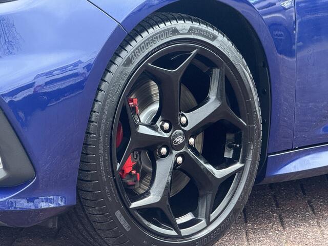 Ford FOCUS 2.0 ST RS Look 251 pk apple carplay pdc v/a Recardo stoelen half leder/stof 1e eigenaar dealer onderhouden