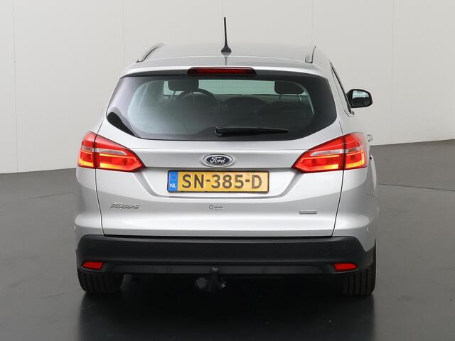Ford FOCUS Wagon 1.0 Titanium | Trekhaak | Navigatie | Voorruitverwarming | Cruise Control | Climate Control Parkeersensoren |