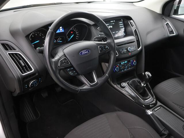 Ford FOCUS Wagon 1.0 Titanium | Trekhaak | Navigatie | Voorruitverwarming | Cruise Control | Climate Control Parkeersensoren |