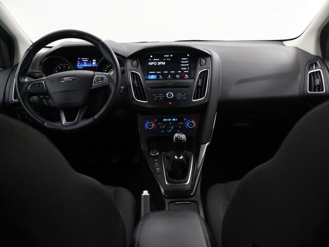 Ford FOCUS Wagon 1.0 Titanium | Trekhaak | Navigatie | Voorruitverwarming | Cruise Control | Climate Control Parkeersensoren |