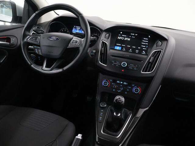 Ford FOCUS Wagon 1.0 Titanium | Trekhaak | Navigatie | Voorruitverwarming | Cruise Control | Climate Control Parkeersensoren |