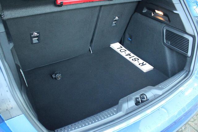 Ford FOCUS 1.0 EcoBoost ST Line Business | Trekhaak | Cruise Control | Navigatie | Camera | Airco | Lichtmetalen Velgen |