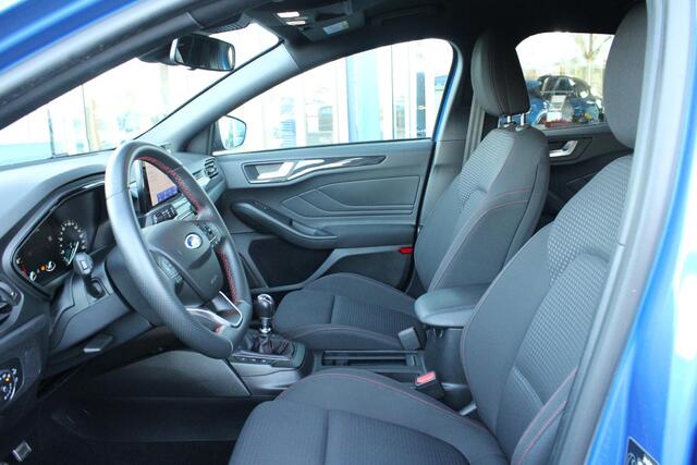 Ford FOCUS 1.0 EcoBoost ST Line Business | Trekhaak | Cruise Control | Navigatie | Camera | Airco | Lichtmetalen Velgen |