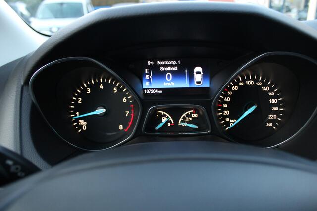 Ford FOCUS 1.0i "Titanium" Cruise - Navi !!! 125 Pk