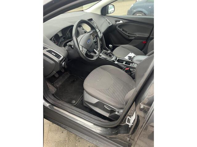 Ford FOCUS Wagon 1.5 Titanium Edition parkeersensoren ecc navi lm velgen