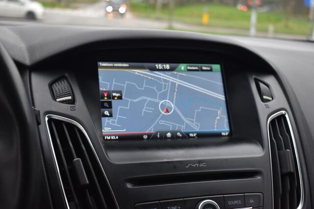 Ford FOCUS 1.0 Titanium 1e Eigenaar | Navigatie | Trekhaak | 100% Onderhouden | 12 mnd BOVAG garantie | Whatsapp 06-53188999