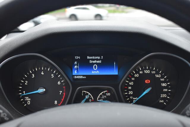 Ford FOCUS 1.0 Titanium 1e Eigenaar | Navigatie | Trekhaak | 100% Onderhouden | 12 mnd BOVAG garantie | Whatsapp 06-53188999