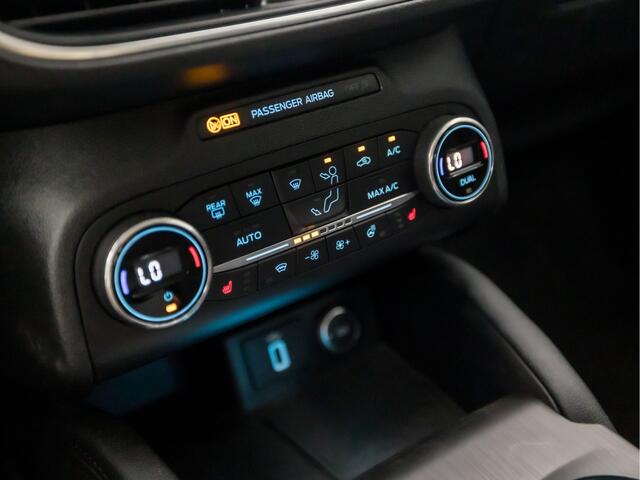 Ford FOCUS 1.0 EcoBoost Titanium Automaat (APPLE CARPLAY, GROOT NAVI, STUUR/STOELVERWARMING, ADAPTIVE CRUISE, SPORTSTOELEN, CLIMATE, TREKHAAK, GETINT GLAS, CAMERA, NIEUWE APK, NIEUWSTAAT)