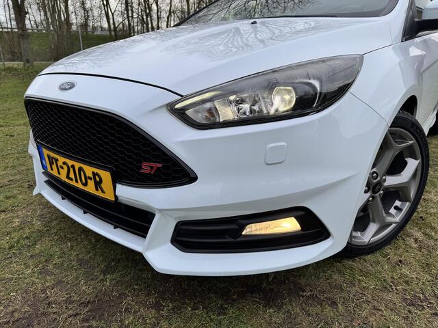 Ford FOCUS 2.0 250PK ST | RECARO | BI-XENON | STOEL/STUURVERWARMING |