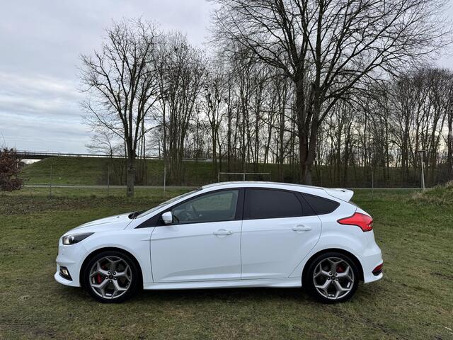 Ford FOCUS 2.0 250PK ST | RECARO | BI-XENON | STOEL/STUURVERWARMING |