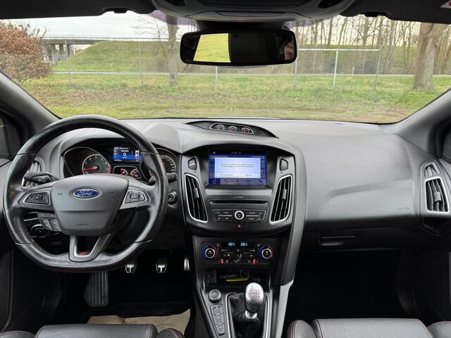 Ford FOCUS 2.0 250PK ST | RECARO | BI-XENON | STOEL/STUURVERWARMING |