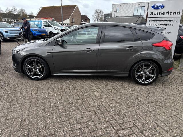 Ford FOCUS 1.0 Ecoboost ST-Line 125pk Achteruitrijcamera | 18 inch velgen | Voorruitverwarming | Apple Carplay, Android auto | Achterspoiler | Dealer onderhouden